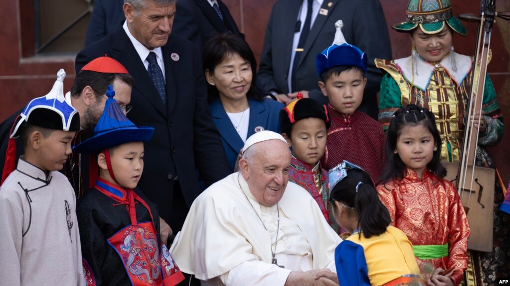 El papa Francisco saluda a una niña durante un acto de bienvenida en la Nunciatura Apostólica en Ulán Bator, Mongolia, el 1 de septiembre de 2023.