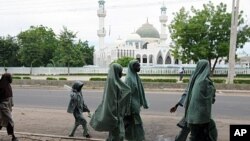 'Yan makaranta su na shigewa dab da wani masallaci a Maiduguri, babban birnin Jihar Borno