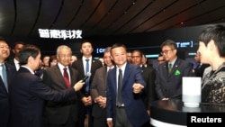 Perdana Menteri Malaysia Mahathir Mohamad mengunjungi markas besar Alibaba Group bersama pendiri Alibaba, Jack Ma, di Hangzhou, provinsi Zhejiang, China, 18 Agustus 2018.