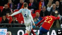 L'Espagnol Isco, à droite, se dispute avec Eric Dier lors du match amical international entre l'Angleterre et l'Espagne au stade de Wembley, Londres, 15 novembre 2016. 