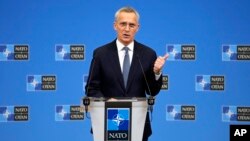 Sekjen NATO Jens Stoltenberg berbicara kepada media di Brussel, Belgia hari Senin (27/11). 