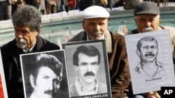 抗议者4月4日在土耳其安卡拉法院前示威，他们手举1980年代一次政变后军人执政时期被处决、被失踪或在监狱中死去的人的画像。