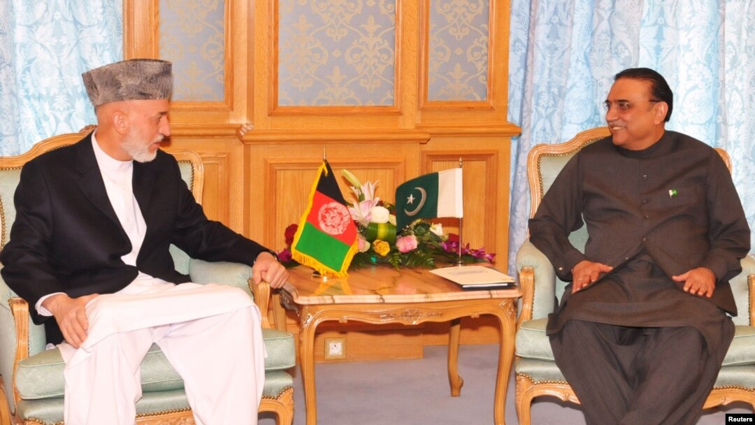 Presiden Afghanistan Hamid Karzai (kiri) dan Presiden Pakistan Asif Ali Zardari bertemu di Mekkah hari Selasa (14/8).