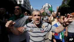 Des manifestants, dans les rues de la capitale, Alger, pour protester contre le gouvernement, le vendredi 30 août 2019. (AP Photo / Toufik Doudou)