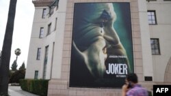 Poster film "Joker" di luar Warner Brothers Studios di Burbank, California, 27 September 2019.