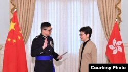 新任警务处处长邓炳强（左）今日（十一月十九日）在行政长官林郑月娥（右）监誓下宣誓就职。（照片来源： 香港特区政府网站）