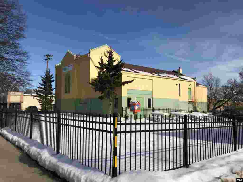 &nbsp;دارالحکومت ڈی موائن میں واقع مسجد النور ہے۔ اس مسجد کا شمار ان پانچ مساجد میں ہوتا ہے جہاں پیر کو کاکس انتخابات منعقد ہوں گے۔ سوشل میڈیا پر امریکی شہری مساجد میں کاکس کرانے کا خیر مقدم کر رہے ہیں۔ لوگوں کا کہنا ہے کہ اگر کاکس گرجا گھروں میں ہو سکتے ہیں تو مسجد میں کیوں نہیں ہوسکتے۔ بعض لوگوں کے خیال میں مساجد میں کاکس کراکے ڈیموکریٹس یہ ظاہر کرنا چاہتے ہیں کہ مسلمان بھی امریکی معاشرے کا حصہ ہیں اور ان کا ووٹ بھی اتنا ہی اہم ہے جتنا دیگر امریکیوں کا۔