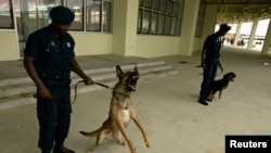 Des policiers gardent le stade Chaize avant le début du match entre le Malawi et le Mali lors de la Coupe d'Afrique des Nations à Cabinda, le 18 janvier 2010.