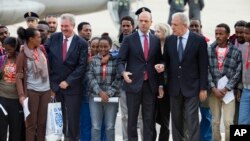 Komisaris Uni Eropa yang bertanggung jawab atas migrasi, Dimitris Avramopoulos (ke-5 dari kiri) ketika meninjau para migran Eritrea di Swedia (foto: dok).