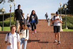 캘리포니아대학교 로스앤젤레스(UCLA) 교정 내 계단을 내려오는 학생들.