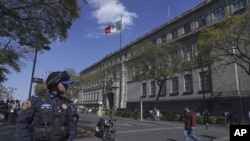 ARCHIVO - Un policía custodia el edificio de la Suprema Corte de Justicia de la Ciudad de México, el 23 de enero de 2023. 