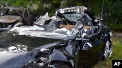 ARSIP – Dalam foto yang dirilis the National Transportation Safety Board lewat PJR negara bagian Florida, tampak mobil Tesla Model S yang dikemudikan Joshua Brown yang hancur setelah terjadinya tabrakan ketika berada dalam moda swakemudi tanggal 7 Mei 2016 (NTSB via PJR negara bagian Florida via AP, Arsip)