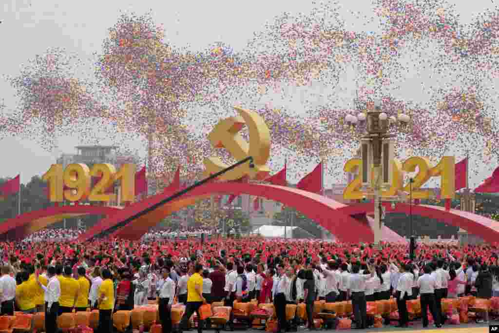 فرستادن هزاران بادکنگ به هوا در مراسمی به مناسبت یکصدمین سالگرد تاسیس حزب کمونیست چین در میدان تیان‌آنمن، پکن