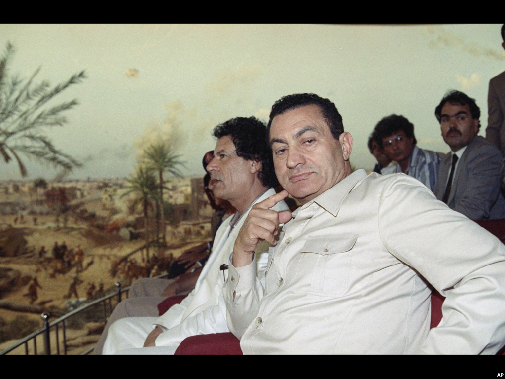 Pemimpin Libya Moammar Gaddafi dan Presiden Mesir Hosni Mubarak mengunjungi pameran senjata perang 1973 antara Arab dan Israel di Kairo, Mesir, 1 Juni 1990.&nbsp;