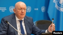 Duta Besar Rusia untuk PBB Vassily Nebenzia berbicara dalam konferensi pers terkait peran Rusia sebagai ketua Dewan Keamanan PBB yang baru, di markas PBB di Kota New York, pada 1 Juli 2024. (Foto: Reuters/Caitlin Ochs)