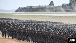 中國軍人在內蒙古朱日和訓練基地參加閱兵式。(2017年7月30日)