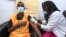 Un agent de santé reçoit une dose de vaccin anti-Covid, à Khartoum, le 9 mars 2021.