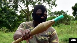 Un soldat mutiné tient une grenade RPG à l'intérieur d'un camp militaire dans la deuxième ville de Bouaké, Côte d'Ivoire,15 mai 2017.