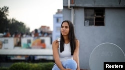 La migrante venezolana Victoriana Loaiza, de 23 años, quien fue expulsada de EEUU a México bajo el Título 42 y luego obtuvo parole para viajar a EEUU, posa para un retrato en la Ciudad de México, el 28 de octubre de 2022. REUTERS/Raquel Cunha