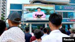 Warga Korea Utara memperhatikan berita tes peluncuran nuklir di layar televisi. (Foto:dok)