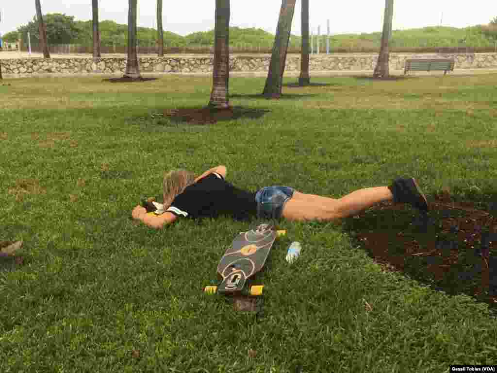 Personas disfrutan la playa antes del paso de Irma. Autoridades informaron que después de las 7:00 p.m. hay toque de queda en Florida.