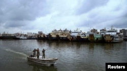7月17日超級颱風“威馬遜”登陸海南島前﹐中國海岸警衛隊以小艇巡邏海岸地帶。