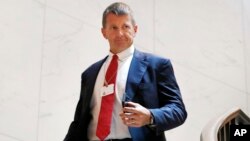 En la foto del 300 de noviembre de 2017, Erik Prince, fundador de Blackwater, llega al Congreso de EE.UU. para una reunión a puertas cerradas en el Comité de Inteligencia de la Cámara de Representantes.