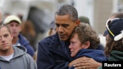 Predsednik Obama teši jednu od žrtava oluje u Nju Džerziju