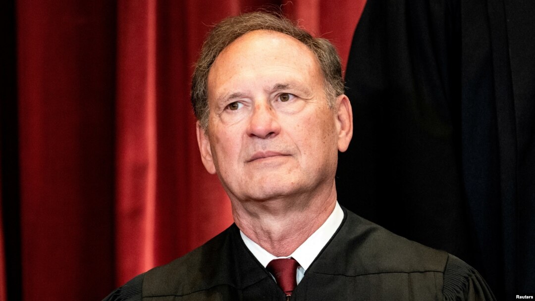 Sudija Semjuel Alito pozira na grupnoj fotografiji članova Vrhovnog suda, 23. aprila 2021. godine (Foto: Reuters/Erin Schaff)