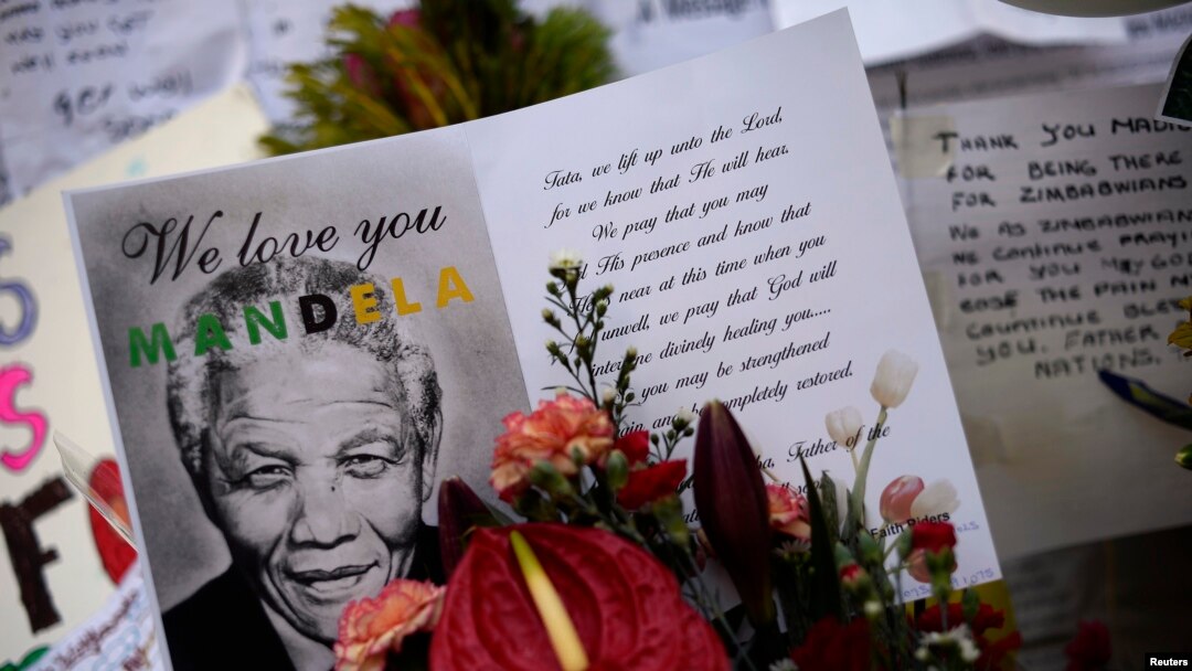 Poruke i cveće dobronamernika ispred klinike u kojoj leži Nelson Mandela