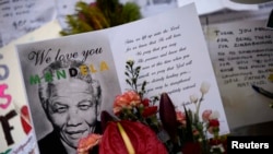 Poruke i cveće dobronamernika ispred klinike u kojoj leži Nelson Mandela