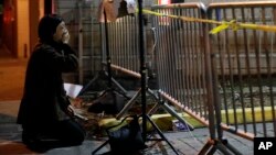 Una mujer llora cerca del lugar del incendio en una bodega de Oakland, en el que murieron decenas de personas el viernes por la noche.