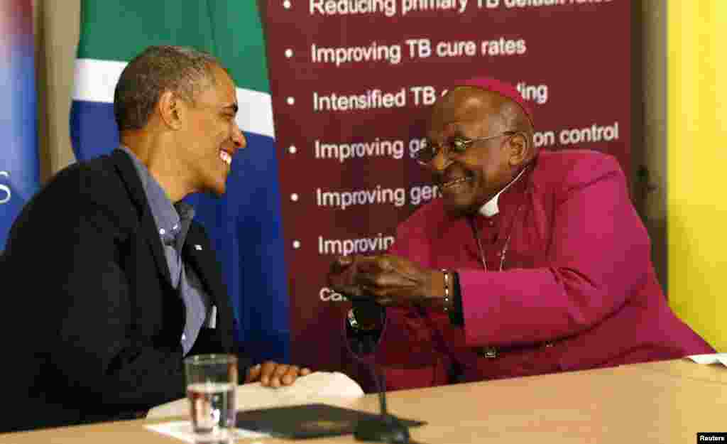 ABŞ prezidenti Barak Obama və Cənubi Afrikada Keyptaun yaxınlığında Gənclik HİV Fondunda tədbir zamanı zaman Desmond Tutu ilə görüşür. 