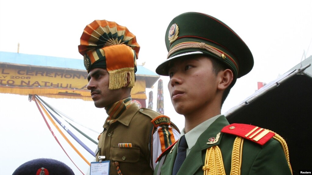 中国和印度守卫边境的军人。（资料照 路透社）(photo:VOA)