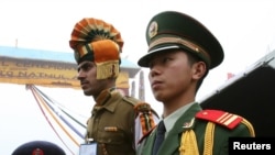 Chinese and Indian border guards 