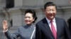 ARCHIVO - El presidente de China, Xi Jinping, y su esposa, Peng Li Yuan, llegan al palacio de gobierno en Lima, Perú, el 21 de noviembre de 2016. 