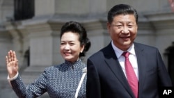 ARCHIVO - El presidente de China, Xi Jinping, y su esposa, Peng Li Yuan, llegan al palacio de gobierno en Lima, Perú, el 21 de noviembre de 2016. 