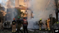 Tim SAR Israel berada di lokasi yang terkena roket yang ditembakkan dari Lebanon, di Kiryat Bialik, Israel utara, pada 22 September 2024. (Foto: AP)