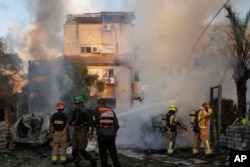 Pasukan keamanan dan penyelamat Israel bekerja di lokasi yang terkena roket yang ditembakkan dari Lebanon, di Kiryat Bialik, Israel utara, 22 September 2024. (Foto: AP)