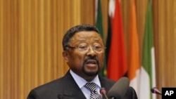 Jean Ping s'adressant à un sommet d'urgence de l'UA à Addis Abeba, le 26 août 2011