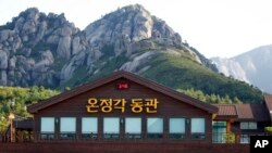 북한 금강산 내 남한 기업 현대아산이 건설한 '온정각 동관' 휴게 시설과 주차장. (자료사진)