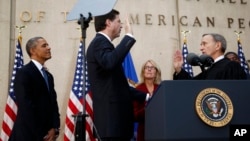  28일 워싱턴디씨 FBI 본부에서 열린 국장 취임식에서 선서를 하고 있는 제임스 코미 국장(가운데)과 바락 오바마 대통령(왼쪽)의 모습 