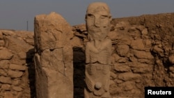 لە ناو پەرستگای گردی مەزاران پەیکەرێکی مرۆڤ بە پارێزراوی ماوەتەوە کە بە هێمایەکی گرنگ دادەنرێت بۆ تێگەیشتن لە سەرهەڵدانی هێما و بیروباوەڕ و تێگەیشتنی ئاینی و کۆمەڵایەتیی مرۆڤ هەزاران ساڵ لەمەوبەر.