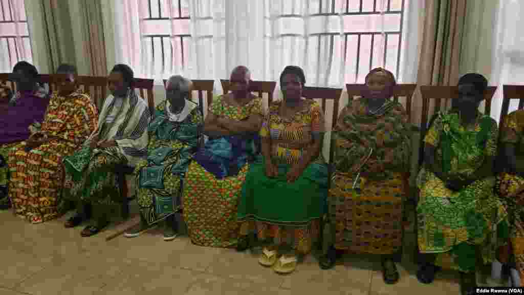 Bamwe mu babyeyi bagizwe incike na jenoside&nbsp;batuye mu nzu yabagenewe iri mu karere ka Bugesera mu ntara y&#39;uburasirazuba bw&#39;u Rwanda mu kiganiro n&#39;umunyamakuru w&#39;Ijwi ry&#39;Amerika Eddie Rwema