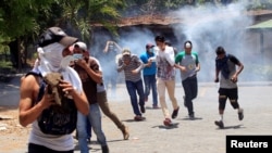 Estudiantes de la Universidad Agraria (UNA) participan en protestas contra reforma al Seguro Social en Managua, Nicaragua, el jueves, 19 de abril, de 2018.