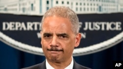 El Fiscal General de EE.UU., Eric Holder, informó que había ordenado investigar si el IRS violó alguna ley.