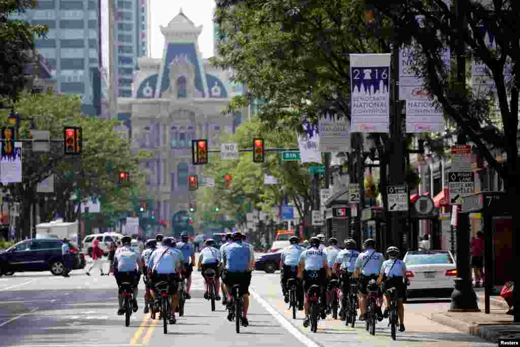 Polisi mengendarai sepeda di Market Street menuju Balai Kota menjelang Konvensi Nasional Partai Demokrat di Philadelphia (24/7). (Reuters/Dominick Reuter)