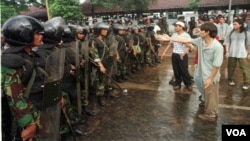 Demonstan mahasiswa berhadapan dengan militer. Sejumlah aktivis 1997/1998 masih hilang hingga sekarang.