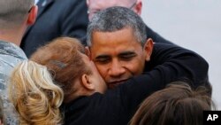 براک اوباما، رئیس جمهوری آمریکا، یکی از بازماندگان توفان سندی ر ا در آغوش گرفته است