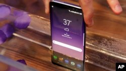 Foto de la semana pasada de un Samsung Galaxy S8 sumergido parcialmente en el agua para probar su resistencia al agua.